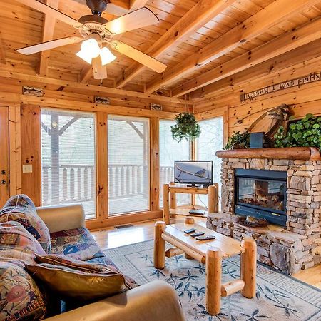 Secret Romance, 2 Bedrooms, Sleeps 8, Pool Table, Hot Tub, Arcade Gatlinburg Exterior photo