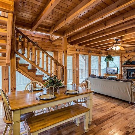 Secret Romance, 2 Bedrooms, Sleeps 8, Pool Table, Hot Tub, Arcade Gatlinburg Exterior photo