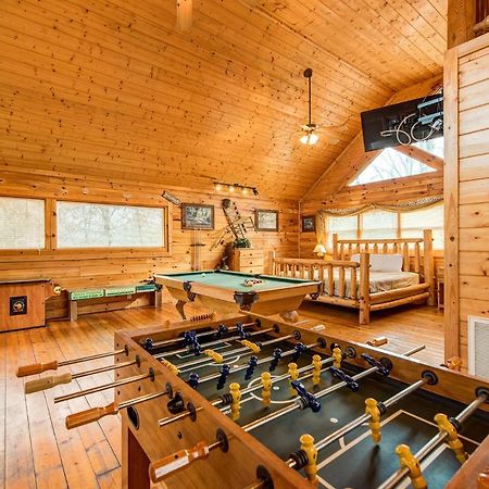 Secret Romance, 2 Bedrooms, Sleeps 8, Pool Table, Hot Tub, Arcade Gatlinburg Exterior photo