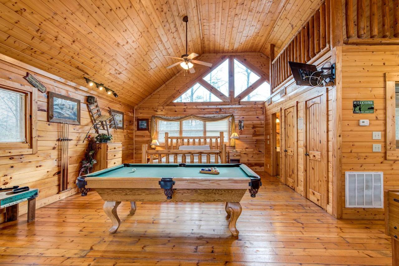 Secret Romance, 2 Bedrooms, Sleeps 8, Pool Table, Hot Tub, Arcade Gatlinburg Exterior photo