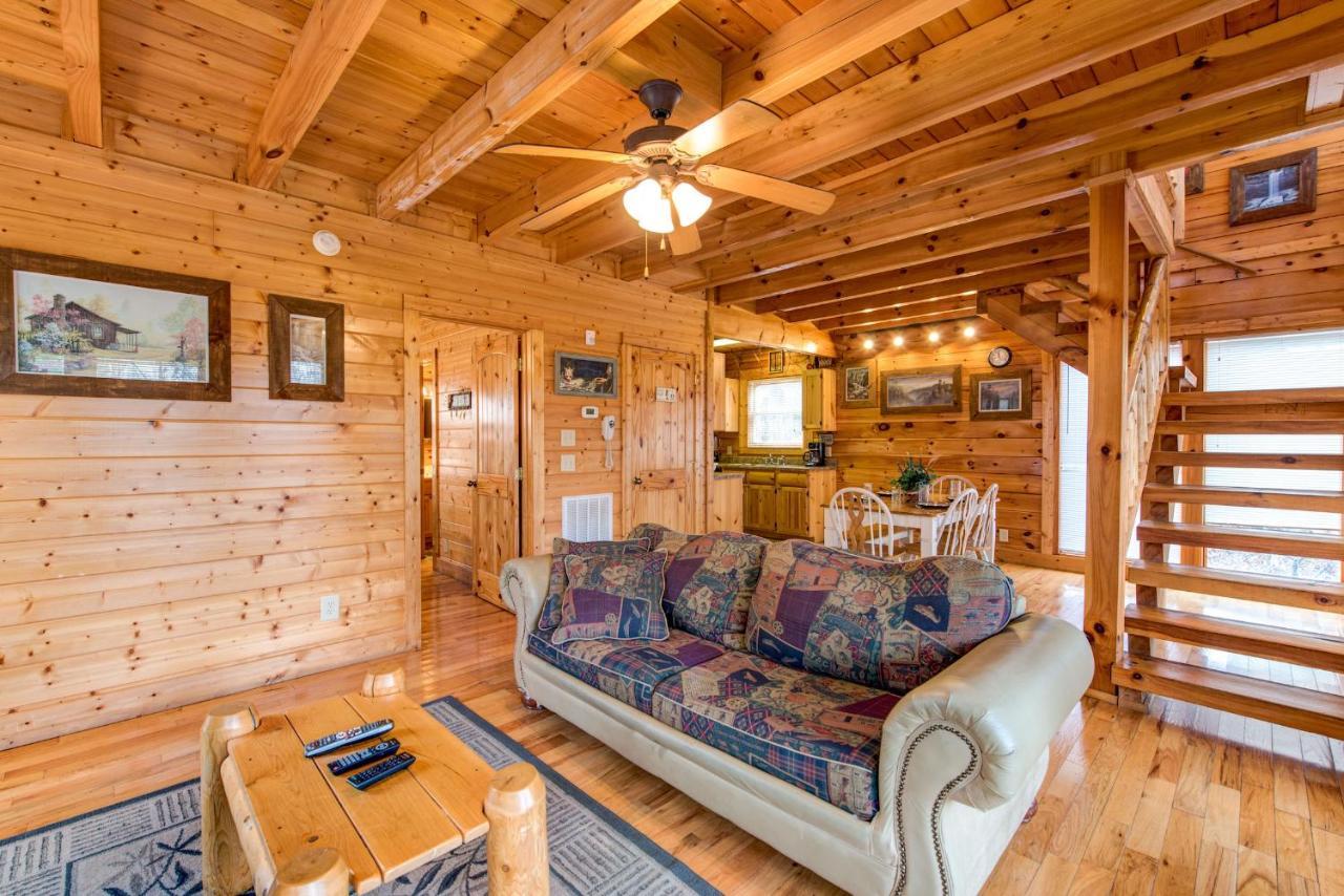 Secret Romance, 2 Bedrooms, Sleeps 8, Pool Table, Hot Tub, Arcade Gatlinburg Exterior photo