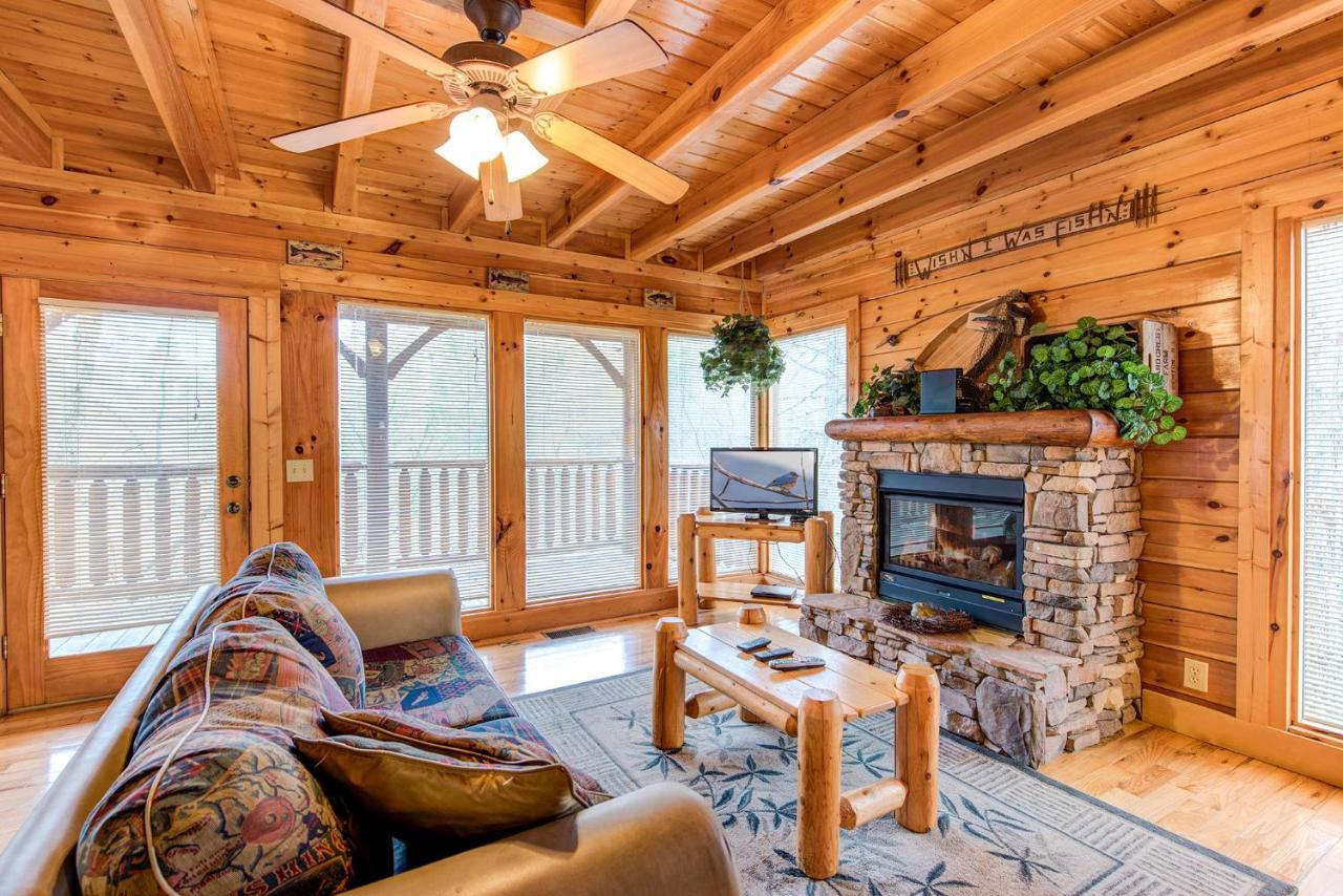 Secret Romance, 2 Bedrooms, Sleeps 8, Pool Table, Hot Tub, Arcade Gatlinburg Exterior photo