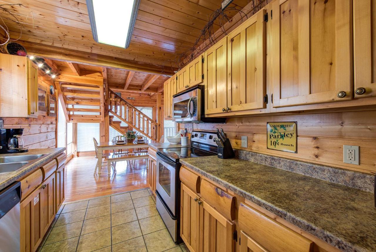Secret Romance, 2 Bedrooms, Sleeps 8, Pool Table, Hot Tub, Arcade Gatlinburg Exterior photo