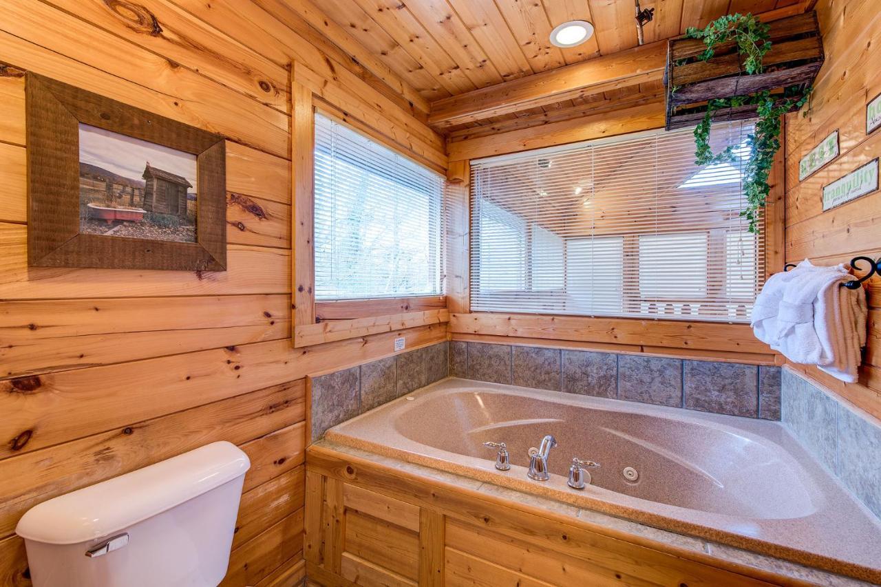 Secret Romance, 2 Bedrooms, Sleeps 8, Pool Table, Hot Tub, Arcade Gatlinburg Exterior photo