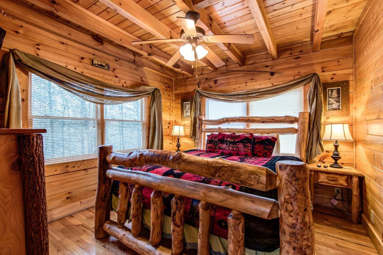 Secret Romance, 2 Bedrooms, Sleeps 8, Pool Table, Hot Tub, Arcade Gatlinburg Exterior photo