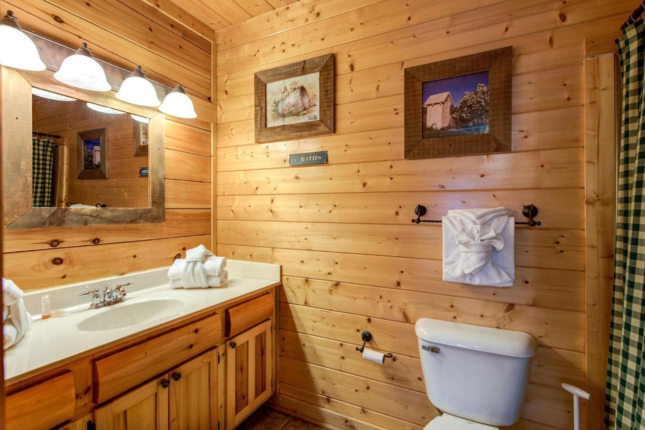 Secret Romance, 2 Bedrooms, Sleeps 8, Pool Table, Hot Tub, Arcade Gatlinburg Exterior photo