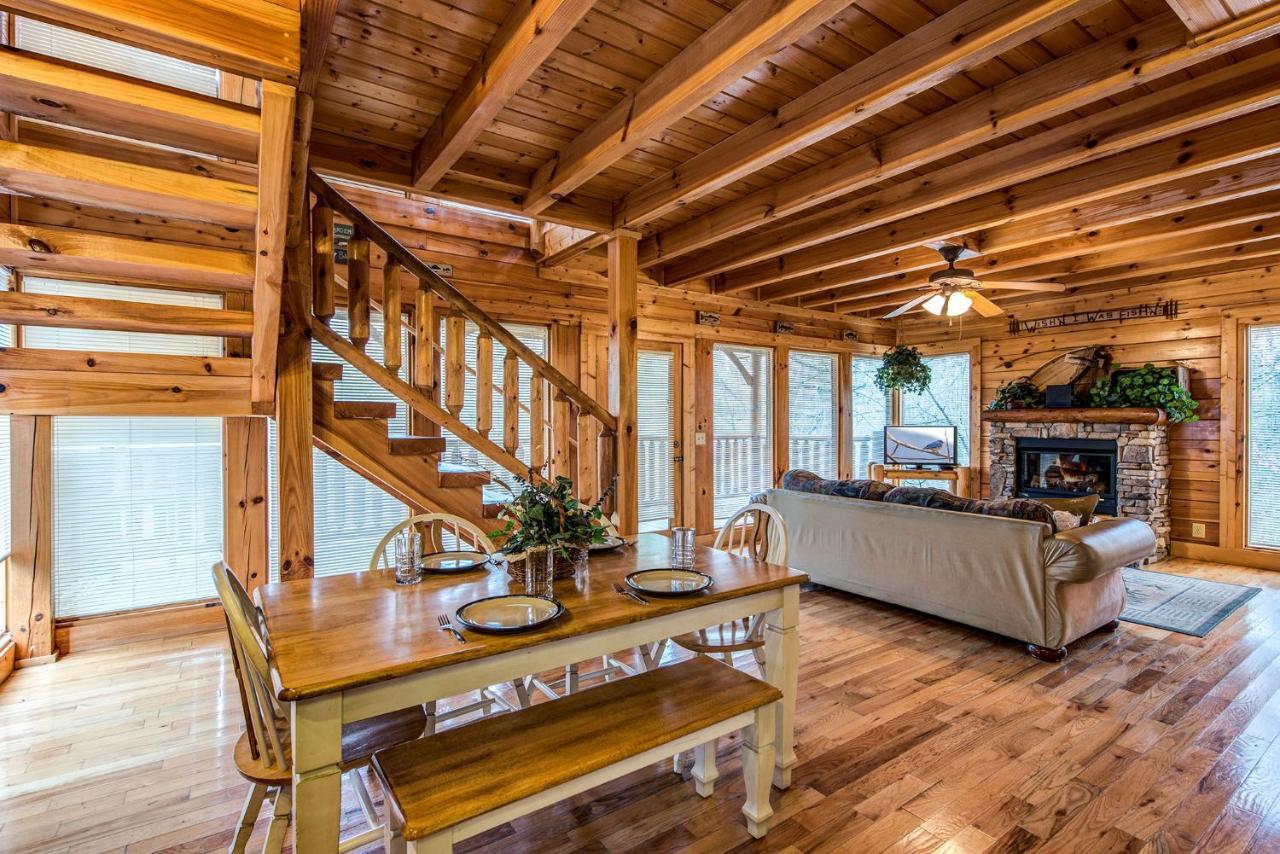 Secret Romance, 2 Bedrooms, Sleeps 8, Pool Table, Hot Tub, Arcade Gatlinburg Exterior photo