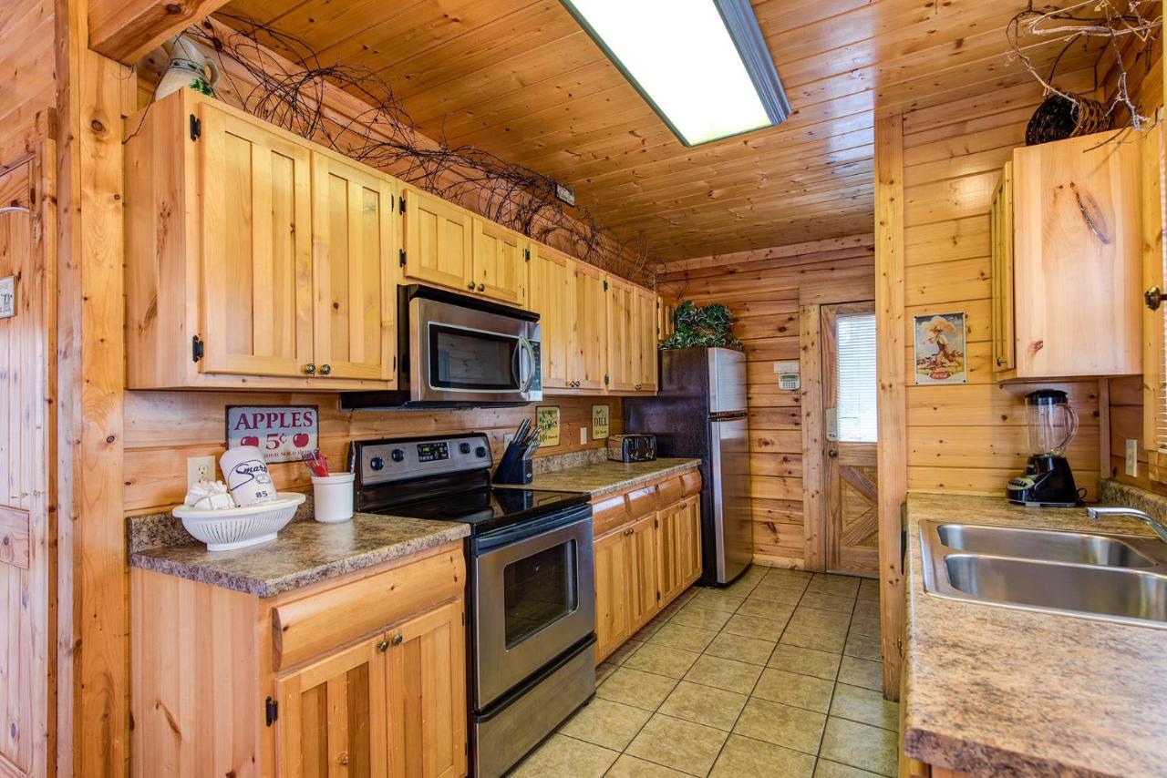 Secret Romance, 2 Bedrooms, Sleeps 8, Pool Table, Hot Tub, Arcade Gatlinburg Exterior photo