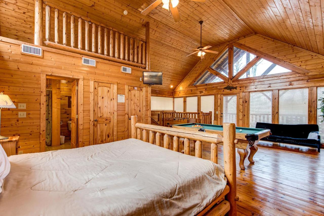 Secret Romance, 2 Bedrooms, Sleeps 8, Pool Table, Hot Tub, Arcade Gatlinburg Exterior photo