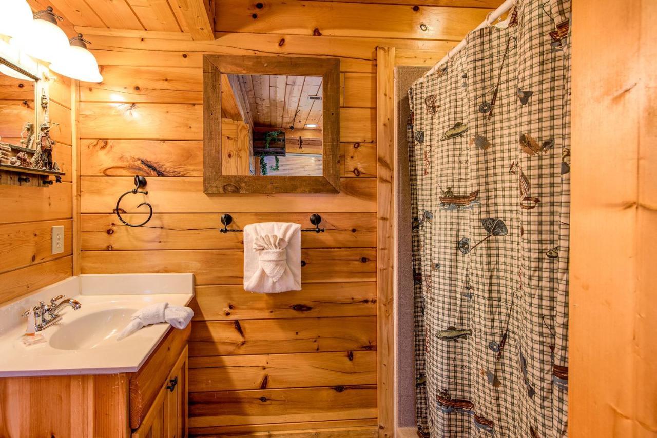 Secret Romance, 2 Bedrooms, Sleeps 8, Pool Table, Hot Tub, Arcade Gatlinburg Exterior photo
